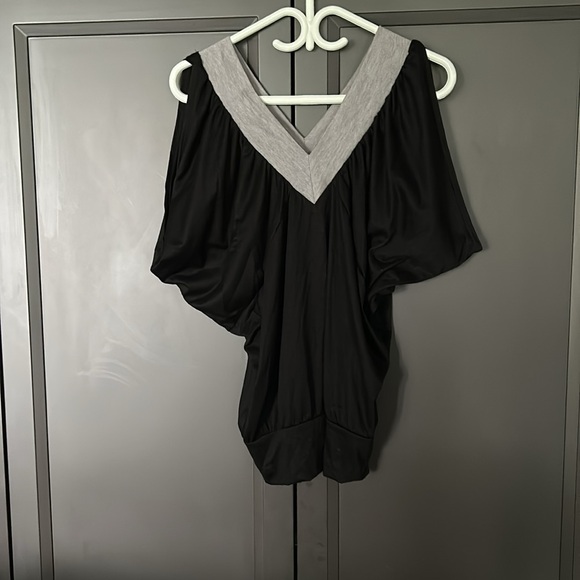 Double V-Neck Dressy -Size M- Romeo & Juliet Couture - Picture 3 of 7